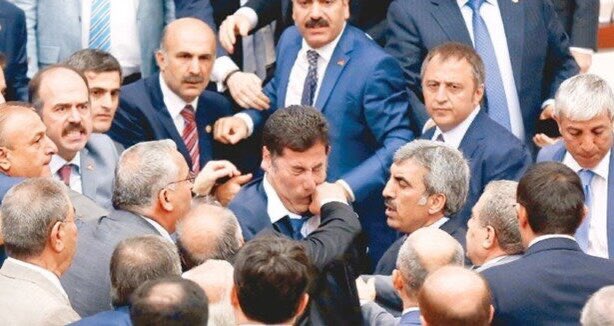 demparti_'s tweet photo. Menfaat ve KÜRT DÜŞMANLIĞI bir safta birleşti. Domuz bağı ve kafatasçılar ittifakı. Amaçları savaş, amaçları ırkçılık, amaçları kan, amaçları ekonomik ve sosyal çöküntü... https://t.co/OvzOzTiXcH
