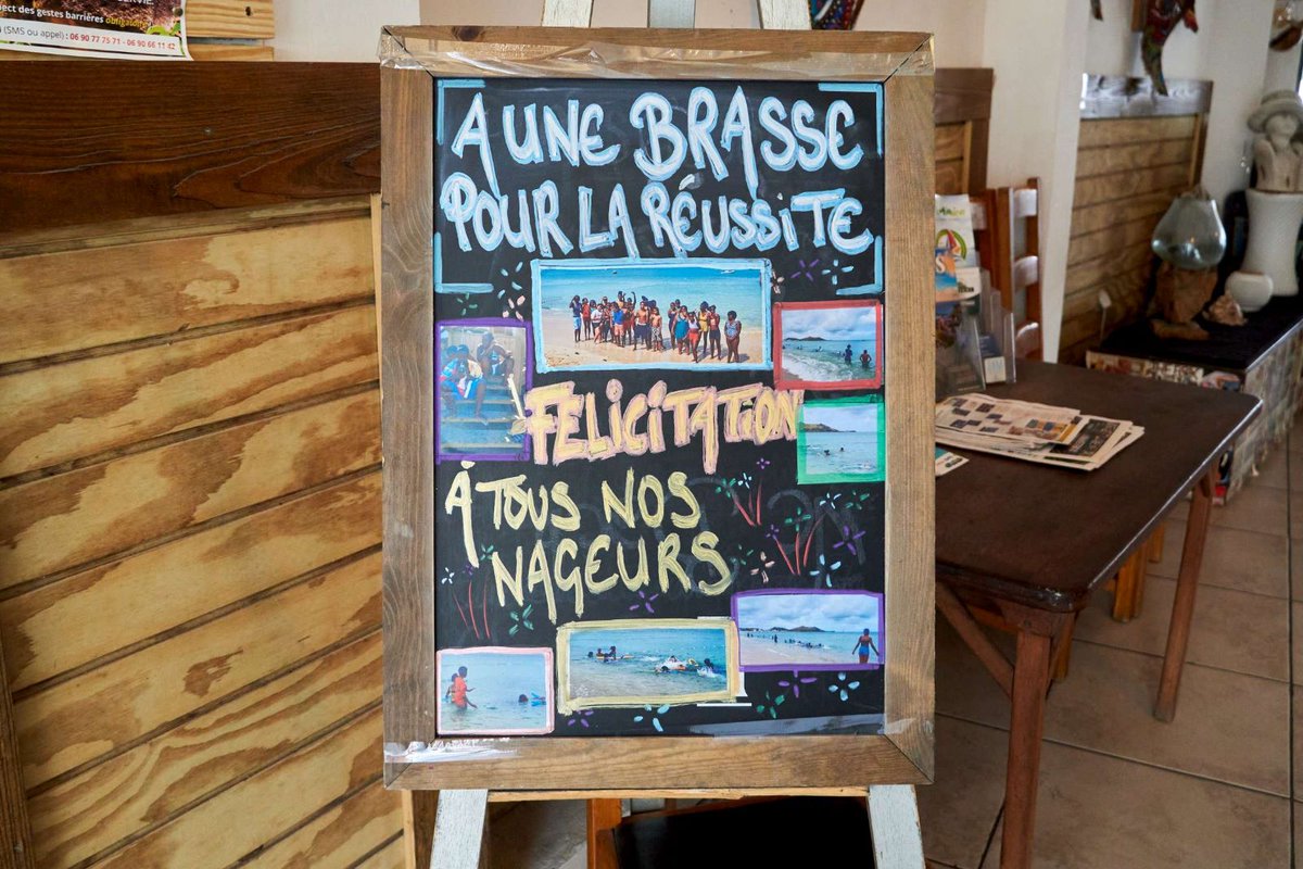 Réception pour récompenser les élèves qui ont participé aux stages de Natation. Les parents et les enfants étaient réunis pour partager un moment convivial autour d'un buffet.
#Aunebrassepourlareussite