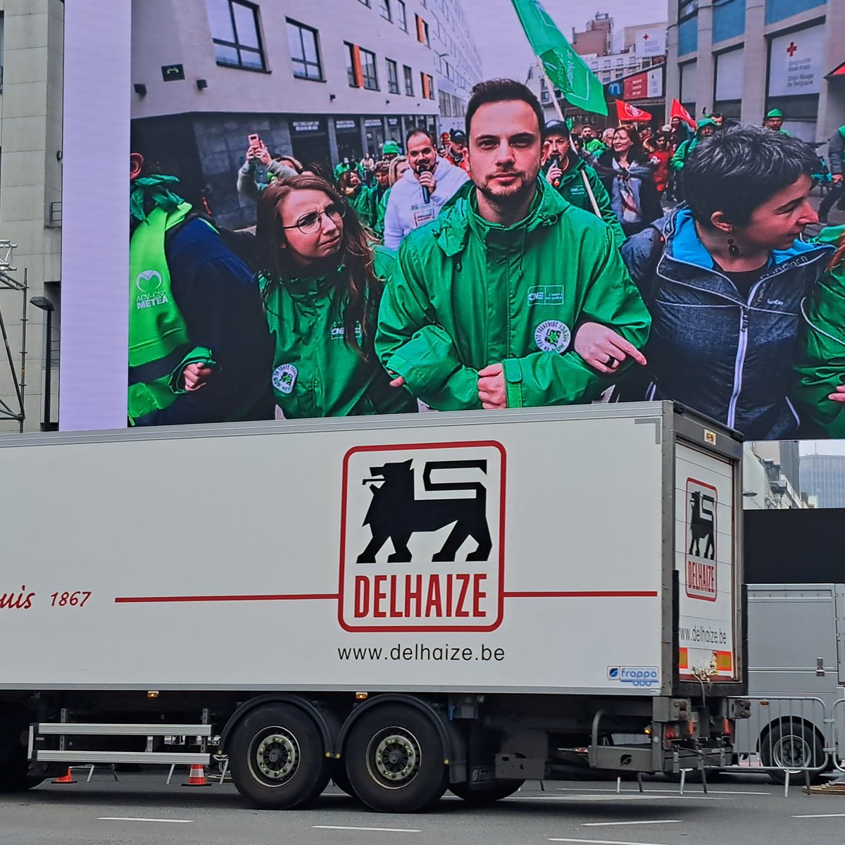 Il faut des comités pour appliquer le #boycottdelhaize 
Pendant la manif voici les camions de @DelhaizeBelgium qui regardait les manifestants...
Soit on mobilise serieusement soit ils vont être epuisés! #lutte