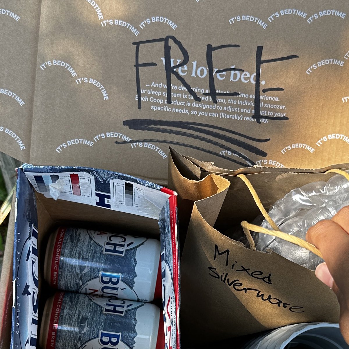 realCCrump's tweet photo. I found this on the street
Hard to believe people are just giving this stuff away…
Oh wait. No it isn’t. #RipBudLight https://t.co/lv5pOnWVlU