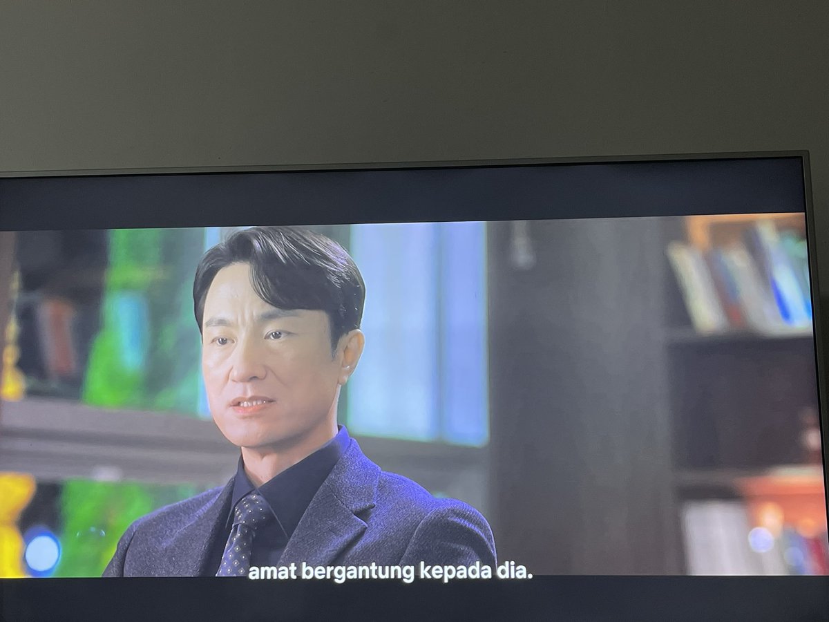 AinulNunanaa's tweet photo. Kepada gegadis luar sana yg ada niat bercinta dgn suami orang, better avoid la. Sbb di akhir nnti, selalunya suami orang ni tetap akan pilih isteri dia. Mybe kau bahagia dgn suami orang tu, tapi dlm masa jangka sekejap je pastu tanya balik diri sendiri, betul ke “bahagia”? 😗 https://t.co/zD6YjeFZeT
