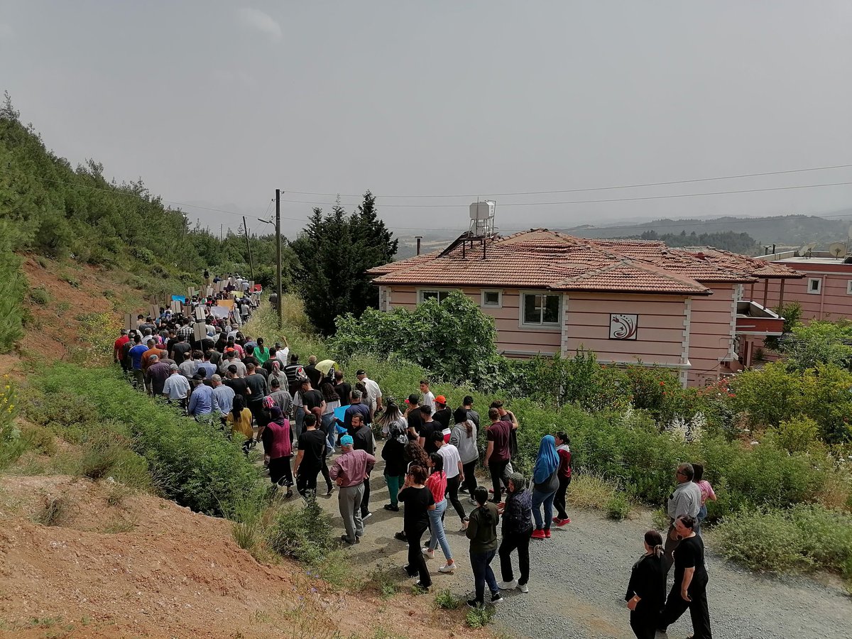 YeryuzuEkolojii's tweet photo. 📍Hatay-Dikmece

Bugün istimlaklara karşı Dikmece halkı ile beraber sermayeya karşı topraklarımızdan vazgeçmiyoruz demek için bir araya geldik.
Sermaye defol, bu köyler bizim!

#Hatay #Dikmece #İstimlak https://t.co/hkUiOZOwxr