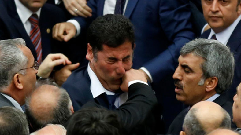 kayhanayhann's tweet photo. Sinan Oğan TBMM’de AKP'lilerden böyle bir yumruk da yemişti. https://t.co/ha4G5Zy1fu