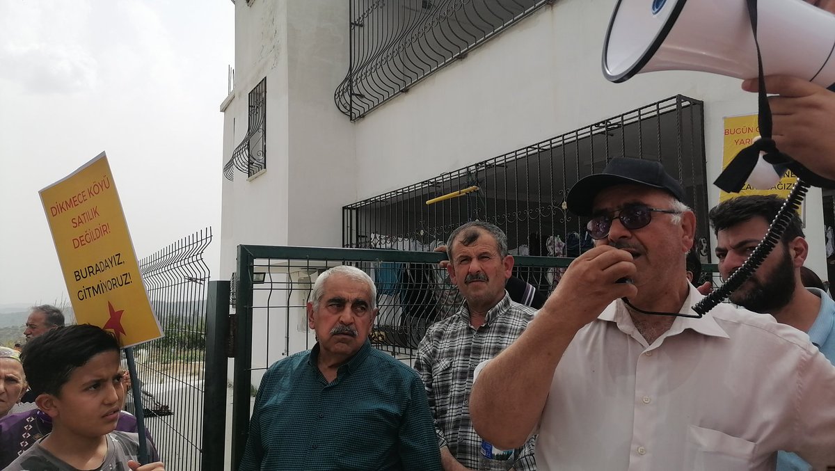 YeryuzuEkolojii's tweet photo. 📍Hatay-Dikmece

Bugün istimlaklara karşı Dikmece halkı ile beraber sermayeya karşı topraklarımızdan vazgeçmiyoruz demek için bir araya geldik.
Sermaye defol, bu köyler bizim!

#Hatay #Dikmece #İstimlak https://t.co/hkUiOZOwxr