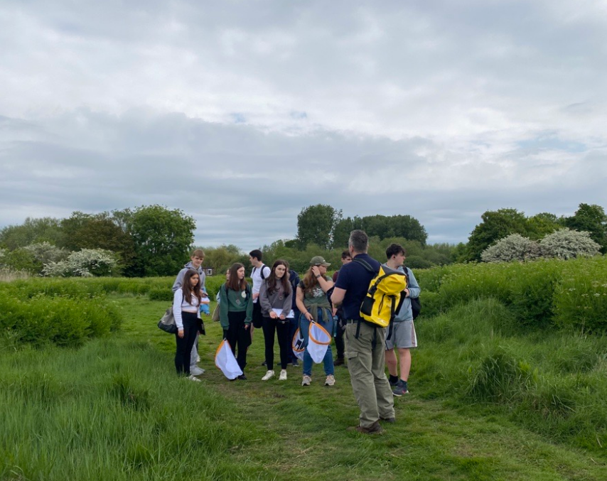 chi_stemgems's tweet photo. Environmental Science A Level students enjoyed a morning in the field today at Fishbourne Meadows working on stratification and sampling of plants and species 🌳🧭 https://t.co/z5nEB7D4x4