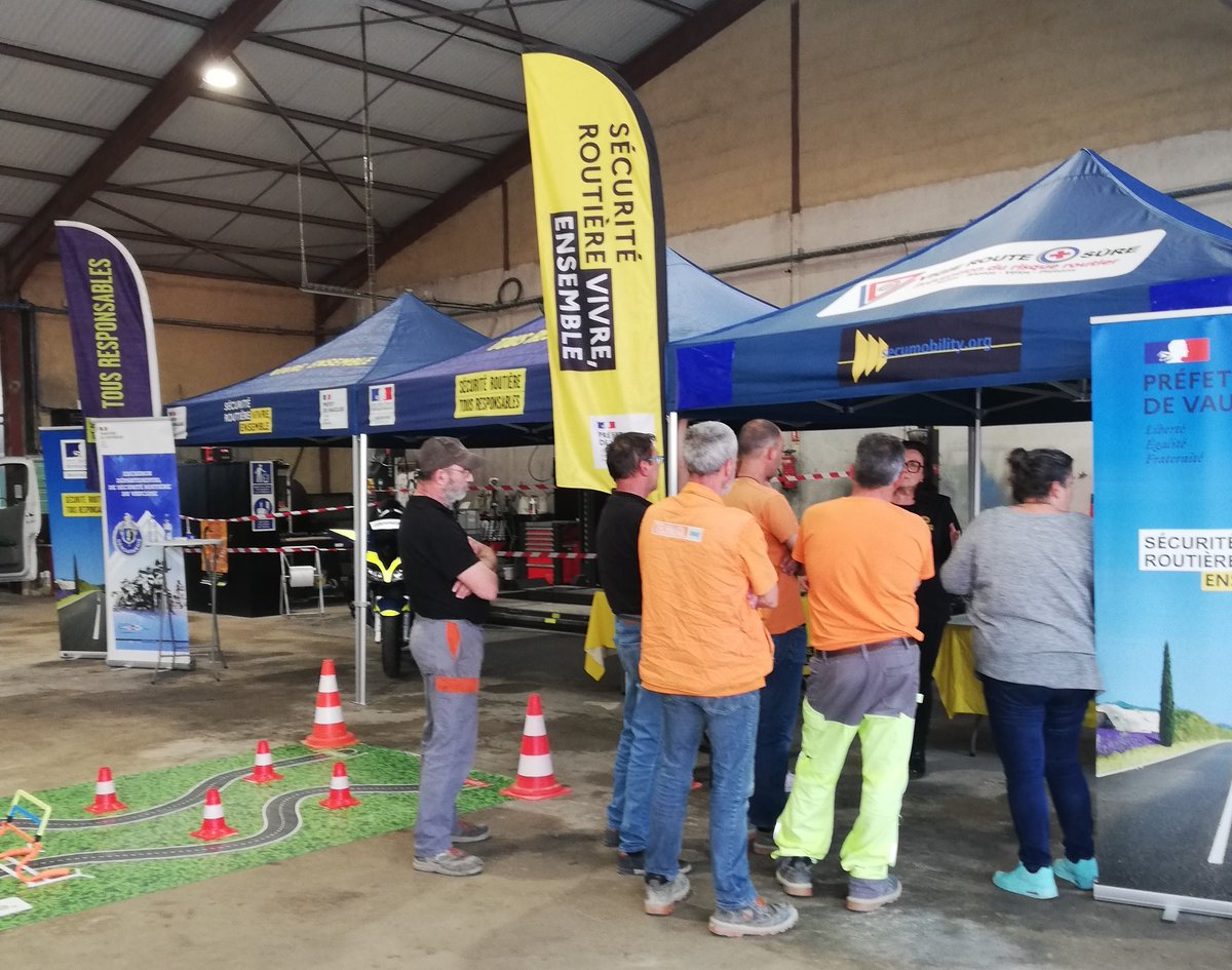 Prefet84's tweet photo. Dans le cadre de la #semaine de la #SécuritéRoutièreAuTravail, la préfecture de #Vaucluse, la gendarmerie et l'association Vigie route plus sûre étaient présentes ce 22 mai chez #Technisol, entreprise signataire  de la #charte des 7 engagements pour une route plus sûre.🚗🏍️🚒🚚🚲 https://t.co/lfhfTLh2Y7