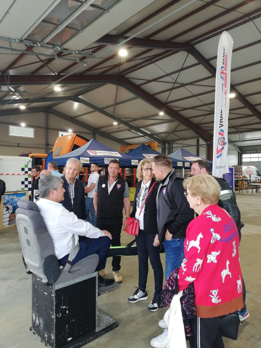 Prefet84's tweet photo. Dans le cadre de la #semaine de la #SécuritéRoutièreAuTravail, la préfecture de #Vaucluse, la gendarmerie et l'association Vigie route plus sûre étaient présentes ce 22 mai chez #Technisol, entreprise signataire  de la #charte des 7 engagements pour une route plus sûre.🚗🏍️🚒🚚🚲 https://t.co/lfhfTLh2Y7