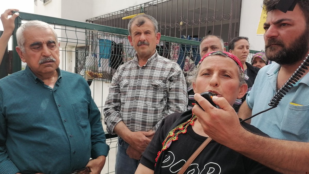 YeryuzuEkolojii's tweet photo. 📍Hatay-Dikmece

Bugün istimlaklara karşı Dikmece halkı ile beraber sermayeya karşı topraklarımızdan vazgeçmiyoruz demek için bir araya geldik.
Sermaye defol, bu köyler bizim!

#Hatay #Dikmece #İstimlak https://t.co/hkUiOZOwxr