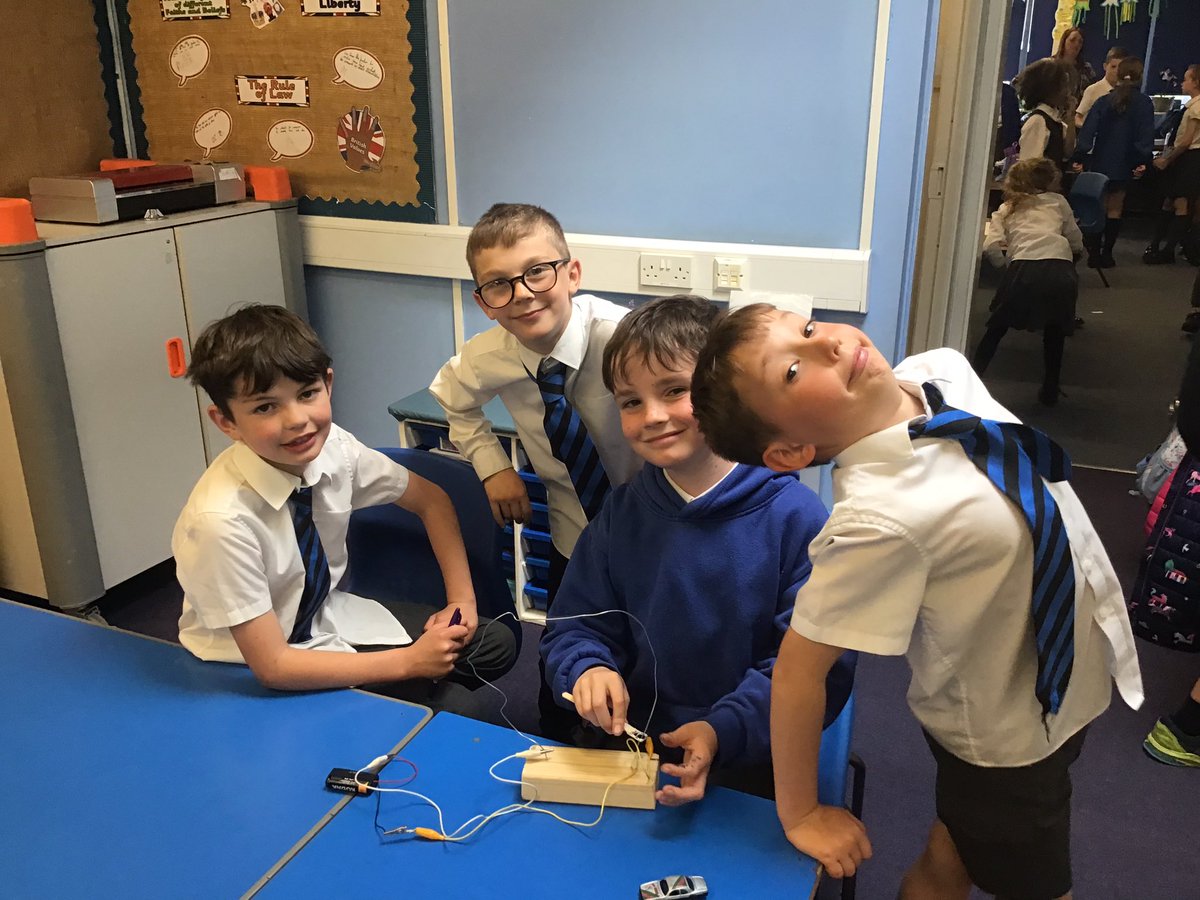 BroomfieldsJnr's tweet photo. 4JD using their fantastic knowledge of circuits to design and make an electronic game. Well done everyone! #broomfieldsscience #broomfieldsstem https://t.co/5MzasyTUGR