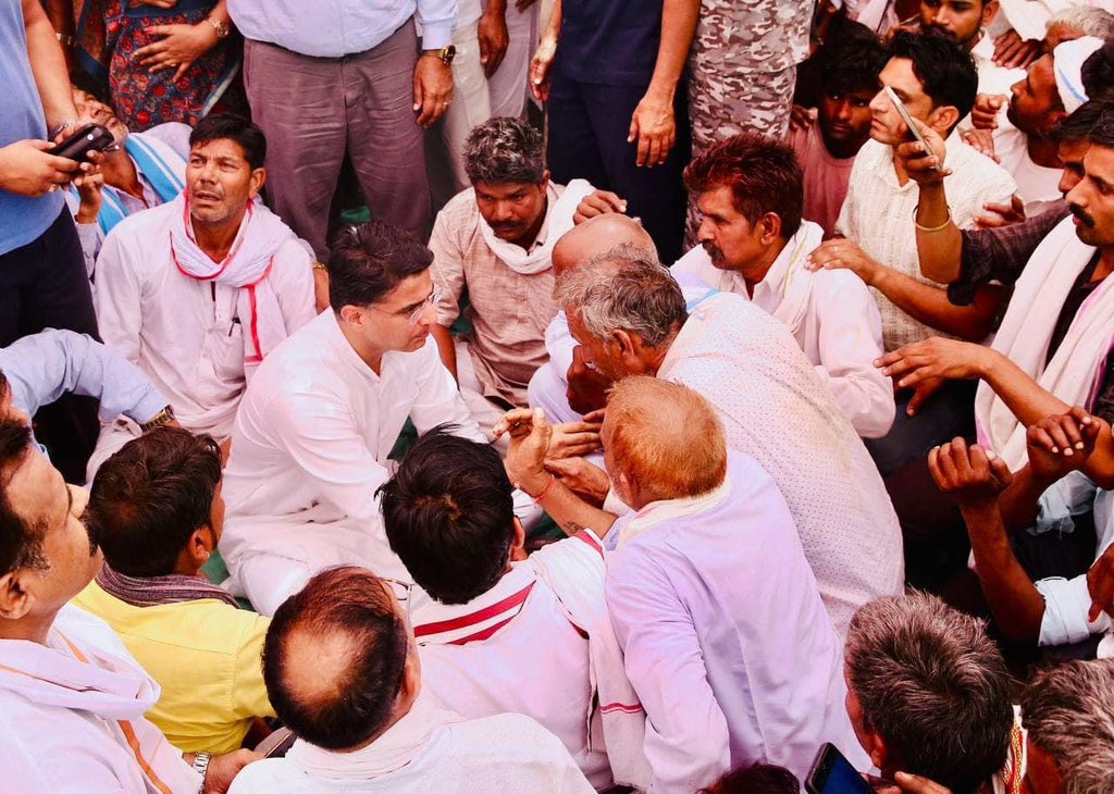 Ved_Solanki1's tweet photo. कल कोटखावदा में हुए दर्दनाक सड़क हादसे में प्राण गंवाने वालों के परिजनों से आज पूर्व उप मुख्यमंत्री श्री सचिन पायलट जी व राज्यसभा सांसद श्री किरोड़ी लाल मीना जी ने मुलाकात कर उन्हें ढांढस बंधाया एवं संवेदनाएं व्यक्त की। 
इसके साथ ही मृतकों के परिजनो को आर्थिक सहायता , 1  संविदा पर नौकरी (बालिग़) , अपराधियों पर जल्द से जल्द कार्यवाही सहित कही लाभ देकर उनके पीड़ा को कम करने का काम हमने किया है । 
मैं माननीय डॉ किरोड़ी लाल मीणा जी और श्री सचिन पायलट जी का दिल से धन्यवाद देता हूँ  जिन्होंने दुःख की इस घड़ी में पीड़ित परिवार से एक बार ही नहीं अपितु 2-2 बार मिलकर संवेदनाएँ प्रकट की व उन्हें उचित न्याय दिलवाया ।
@SachinPilot   @DrKirodilalBJP