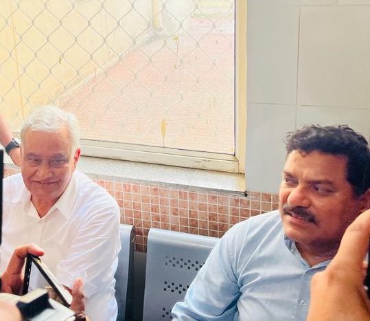 Ved_Solanki1's tweet photo. कल कोटखावदा में हुए दर्दनाक सड़क हादसे में प्राण गंवाने वालों के परिजनों से आज पूर्व उप मुख्यमंत्री श्री सचिन पायलट जी व राज्यसभा सांसद श्री किरोड़ी लाल मीना जी ने मुलाकात कर उन्हें ढांढस बंधाया एवं संवेदनाएं व्यक्त की। 
इसके साथ ही मृतकों के परिजनो को आर्थिक सहायता , 1  संविदा पर नौकरी (बालिग़) , अपराधियों पर जल्द से जल्द कार्यवाही सहित कही लाभ देकर उनके पीड़ा को कम करने का काम हमने किया है । 
मैं माननीय डॉ किरोड़ी लाल मीणा जी और श्री सचिन पायलट जी का दिल से धन्यवाद देता हूँ  जिन्होंने दुःख की इस घड़ी में पीड़ित परिवार से एक बार ही नहीं अपितु 2-2 बार मिलकर संवेदनाएँ प्रकट की व उन्हें उचित न्याय दिलवाया ।
@SachinPilot   @DrKirodilalBJP