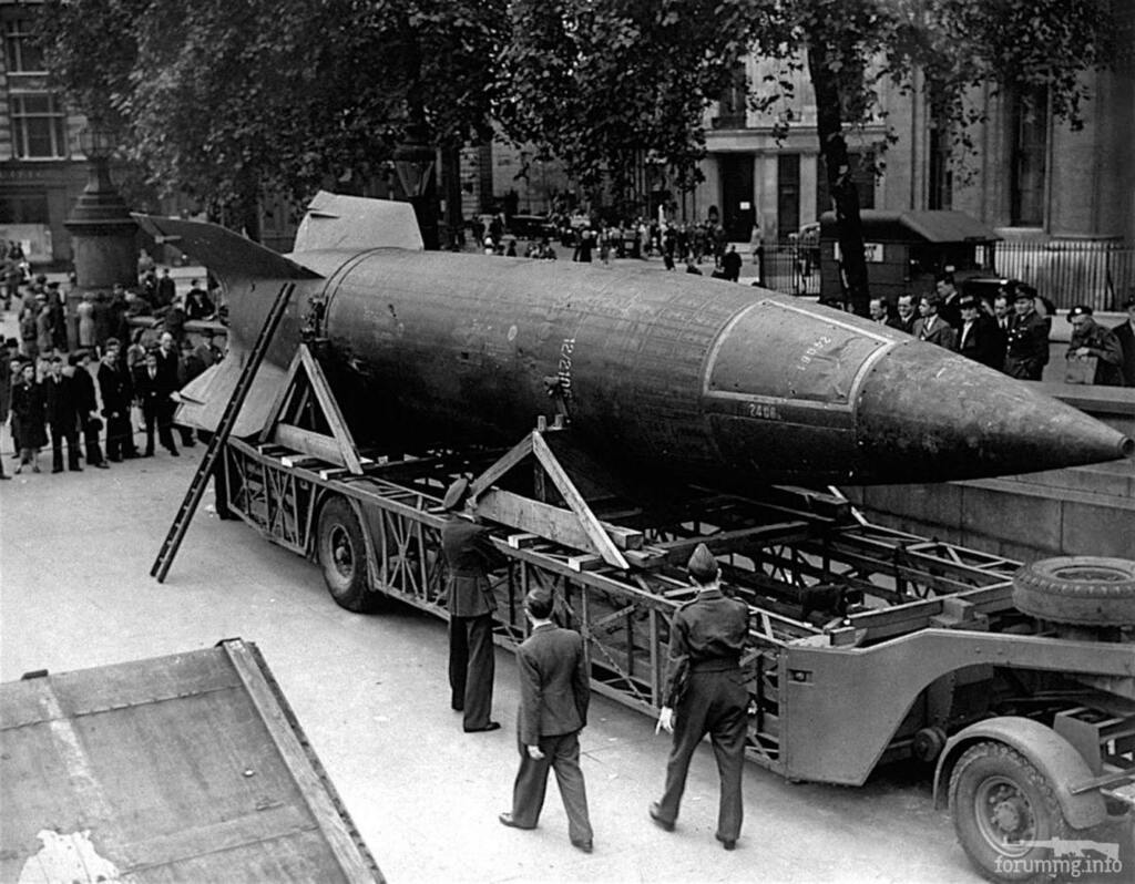 forummginfo's tweet photo. Трофейная немецкая ракета V-2 на Трафальгарской площади в Лондоне, cуббота, 15 сентября 1945 года. https://t.co/Y57U3Zkd61