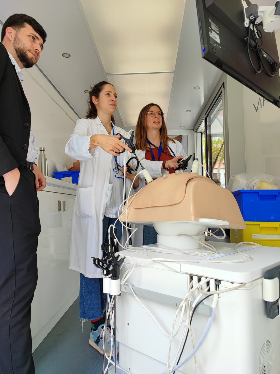 Avui ha visitat el Centre de Simulació Parc Taulí el laboratori de simulació quirúrgica mòbil. Els nostres residents i adjunts joves de GinecologiaObstetricia, Cirugia i Urologia han pogut entrenar amb simuladors @VirtaMed gràcies a @Simulacion_Medi