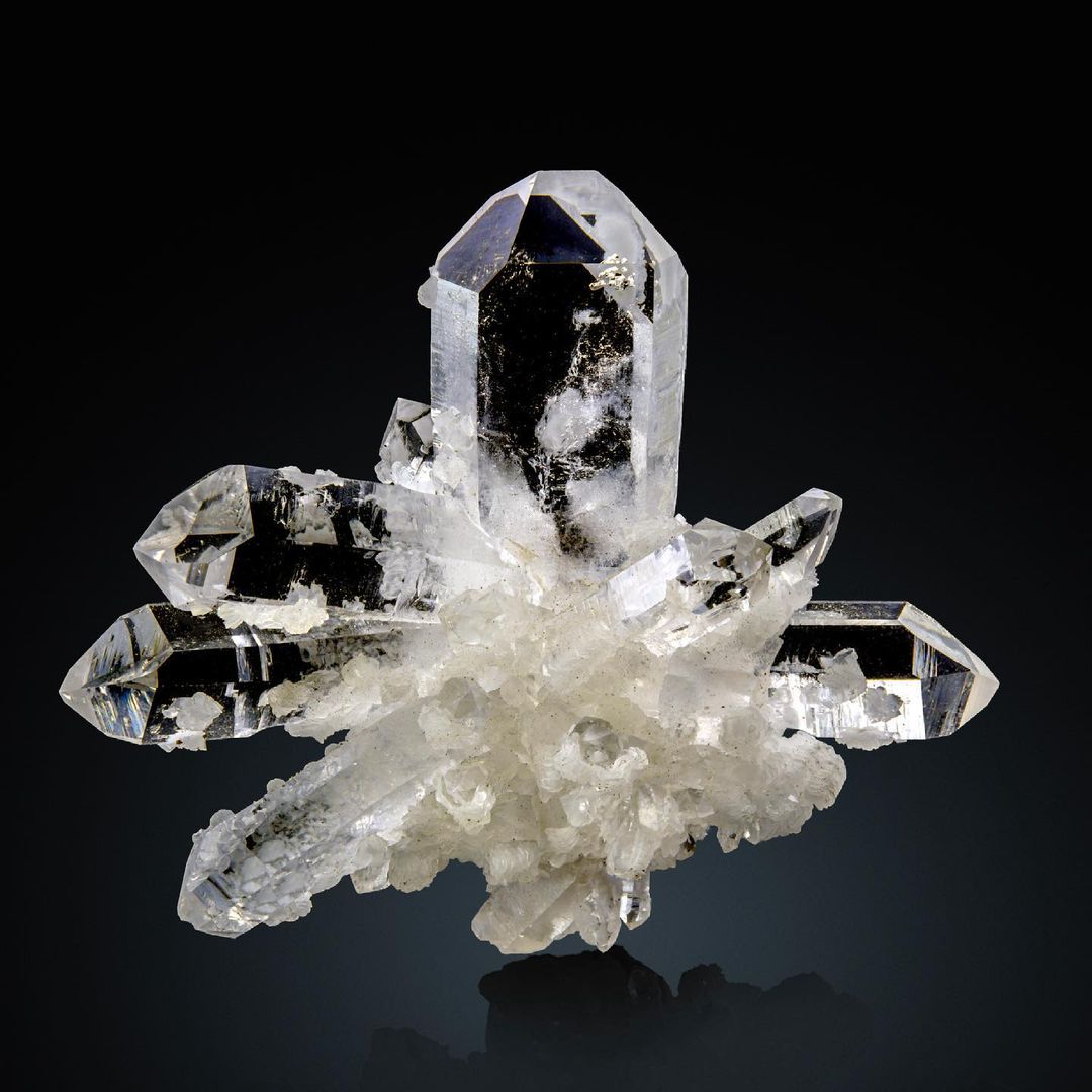 rockchasing's tweet image. Unlock the true value of Quartz! 💎💲Discover what makes it a gem of worth here ➡️ rockchasing.com/how-much-is-qu… 

Credit: @finemineralphotography

#QuartzValue #RockChasing #GemKnowledge