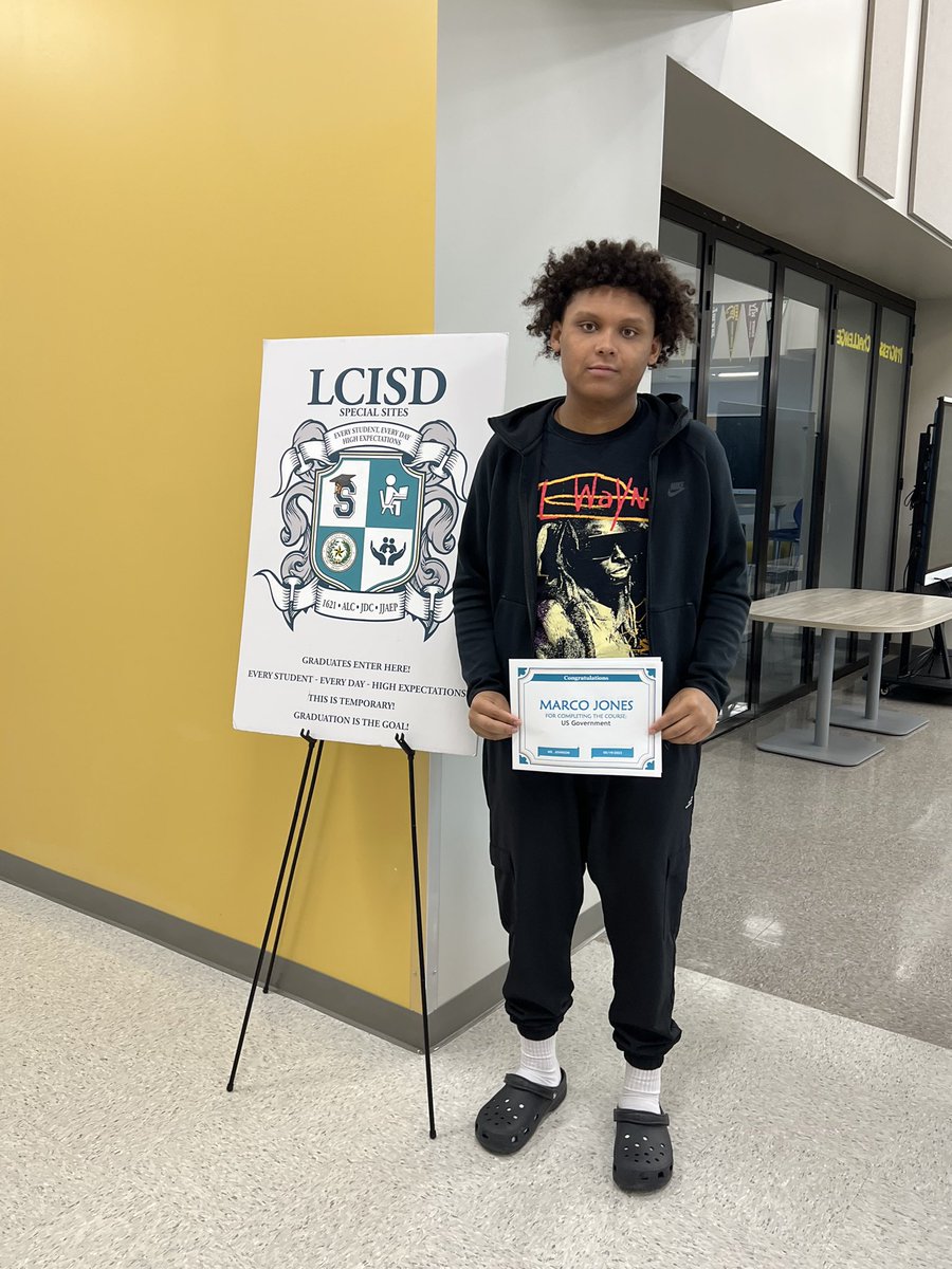 Congratulations to Marco J. from Terry High School for earning his US Government credit at 1621 Place Evening Flex. Nice job! We are so proud of you! @lcisd_specials @Terry_Rangers #SpecialSitesSuccess #betheonelcisd