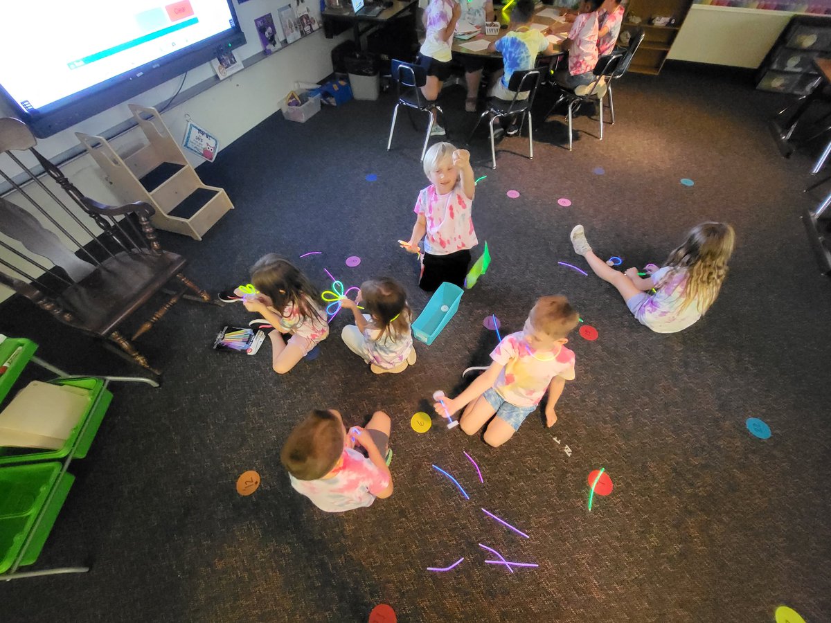 kjoy1542's tweet photo. More glow day #celebratelps. @CitrusSchools https://t.co/KBeNBvbJGw