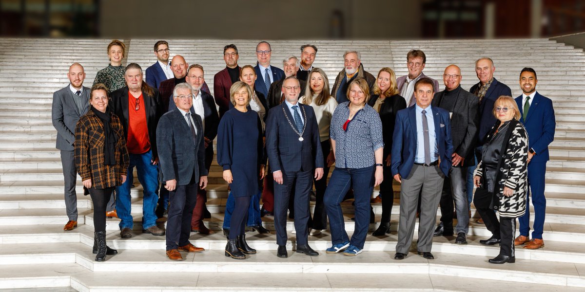 GemeenteEpe's tweet photo. De gemeenteraad vergadert op donderdag 25 mei om 19.30 uur. De agenda en vergaderstukken staan hier 👉 https://t.co/VLXUKRbFPs. Kom langs in het gemeentehuis of kijk thuis mee via 👉 https://t.co/PleHs5iigF. We beginnen om 19.30 uur. #gemeenteraadepe https://t.co/FGjiNlCtoV