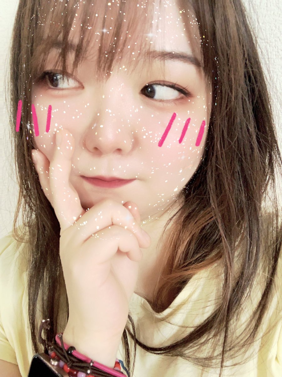StrawberryMihO's tweet photo. かなーり久々の自撮りショット👀
明るいとこ暗くしたくて髪セルフで染めたあ💓
でも意外と暗いとこが明るくなりました𐤔
#セルフカラー #えっとこれは #FRESHLIGHT の #ローズマカロン #です💓 https://t.co/ZzdV7Njyn2