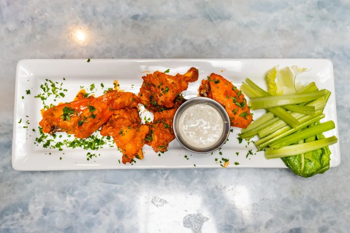 PizzaCrossroads's tweet image. Who needs plans when you can just wing it? 🍗🔥 Swing by and spice up your lunch game with our irresistibly delicious wings. #WinginIt #LunchGoals #FoodieLife #EatLocal #CrossroadsPizza