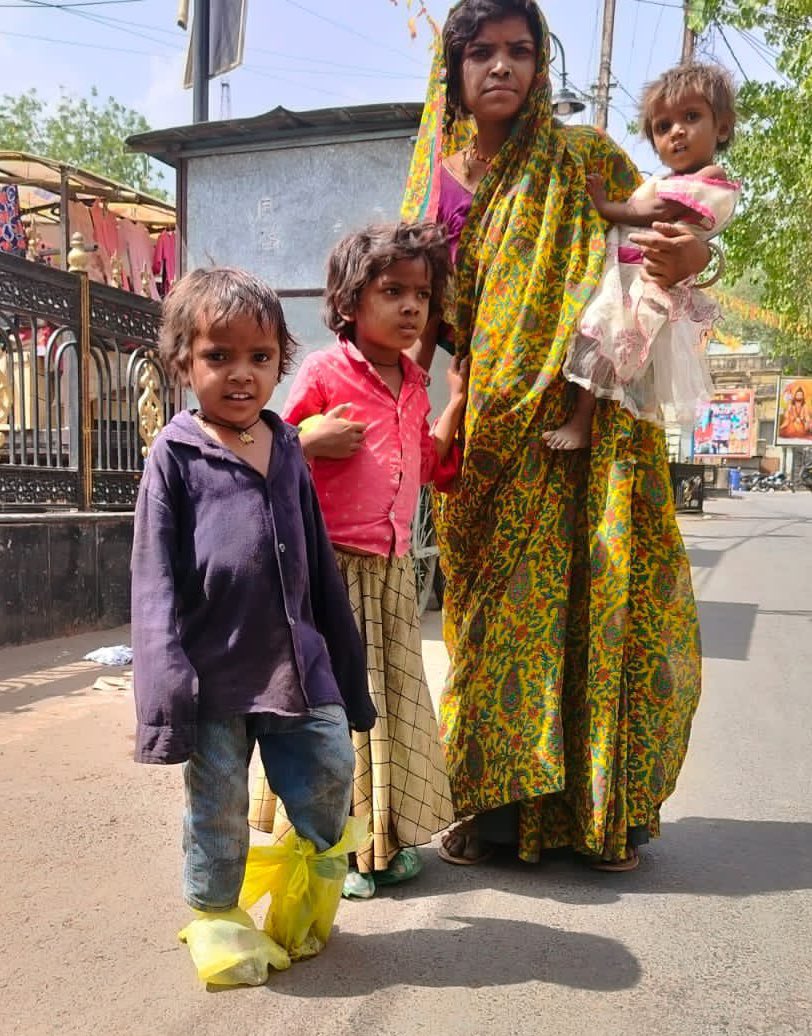 Shubhamshuklamp's tweet photo. ये श्योपुर की सहरिया आदिवासी समाज की महिला रुक्मिणी हैं. चिलचिलाती धूप में पति को अस्पताल ले गईं. मासूमों के पैरों में चप्पल तक नहीं हैं. पैरों को जलने से बचाने के लिए पन्नियां बांध रखी हैं. तस्वीर वायरल हुई तो सरकार ने इन्हें ढूंढ़ निकाला, इनका राशन कार्ड तक नहीं बना है. मध्यप्रदेश में सहरिया आदिवासी महिलाओं की बेहतरी के लिए चलाई जा रही योजनाओं का लाभ दिलाने का वादा किया है. अफसोस SC/ST समाज के लिए चलाई जा रही योजनाएं आज भी ऐसे लोगों से दूर है. इनकी हकमारी कहां हो रही? जातीय नफरत फैलाने वाले अगर ऐसे लोगों की बेहतरी के लिए काम करते तो समाज और राष्ट्र दोनों का भला होता.