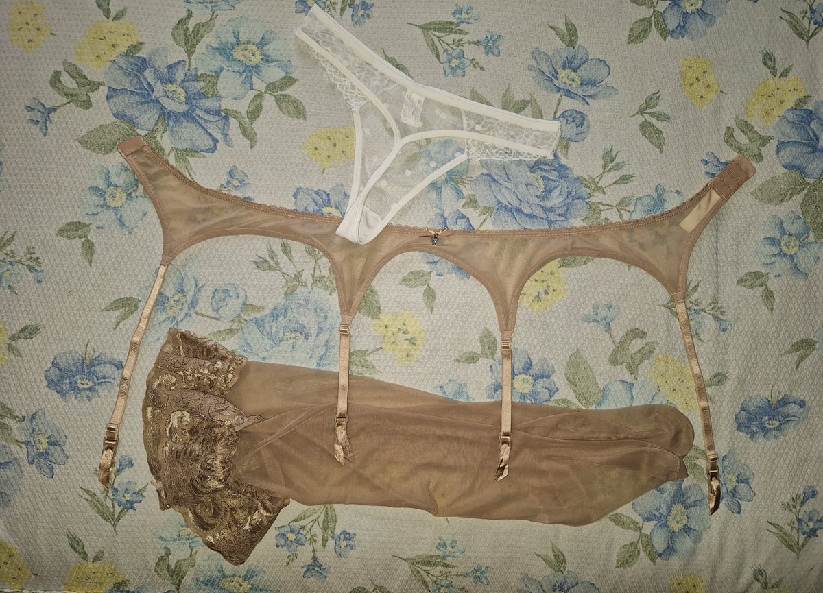 Umiliazione pubblica per <a href="/LolitaSissytrav/">Sissy Lolita 🎀</a> , italiano-inglese, buona lettura, la lingerie in questione è quella della foto. #sissy #femboy #crossdresser #chastity #nylon #stockings #garterbelt #suspenders #thong #femminized #sissyfication #femdom #lingerie #humiliation #panties