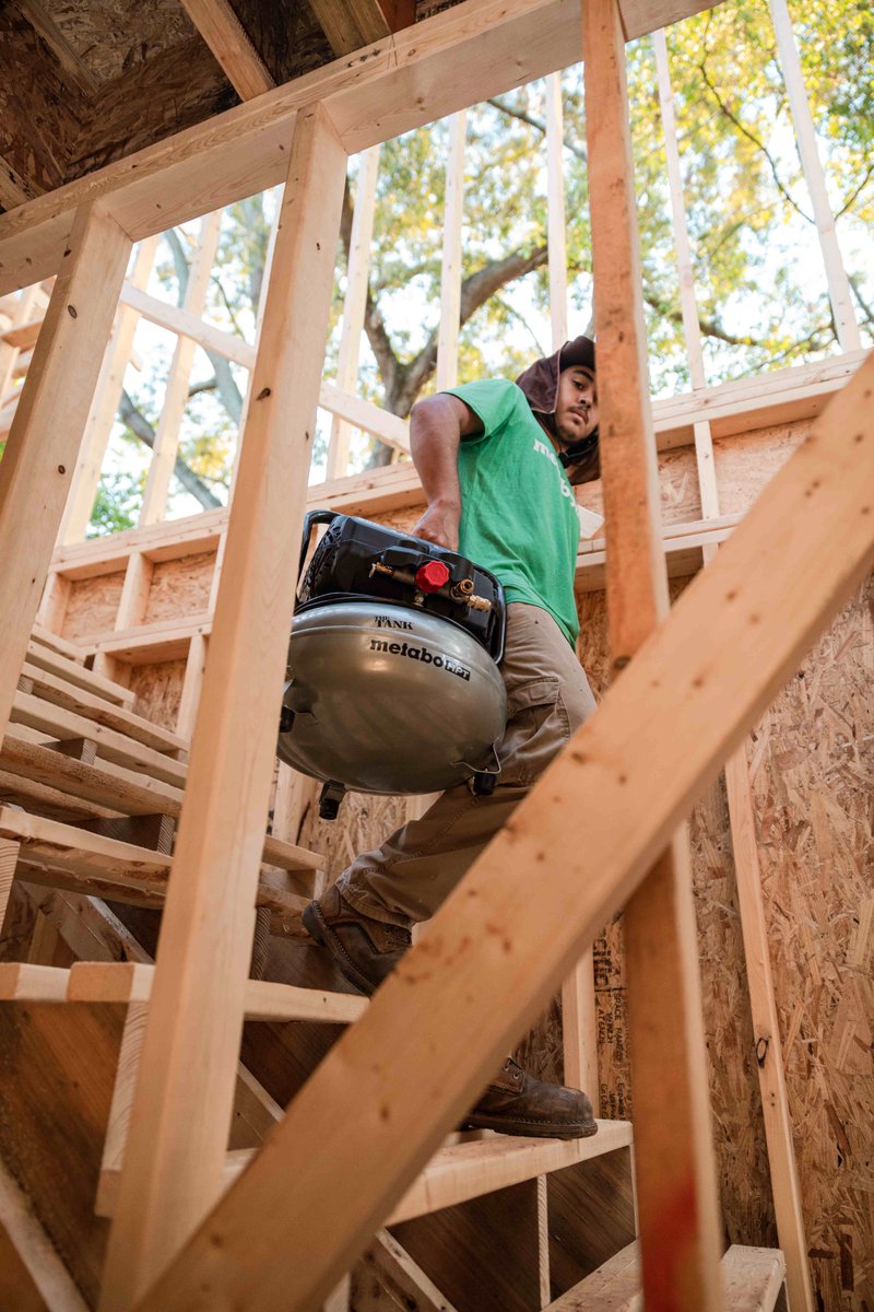 MetaboHPT's tweet image. Feed a crowd w/ The TANK™ pancake compressor &amp;amp; run a framing, roofing or siding crew or run a team of 5 18Ga brad nailers at a time, this compressor packs a punch &amp;amp; belongs on every jobsite.

Model EC914S
#MetaboHPT #GreenMeansGO #JobsiteTools #Pro