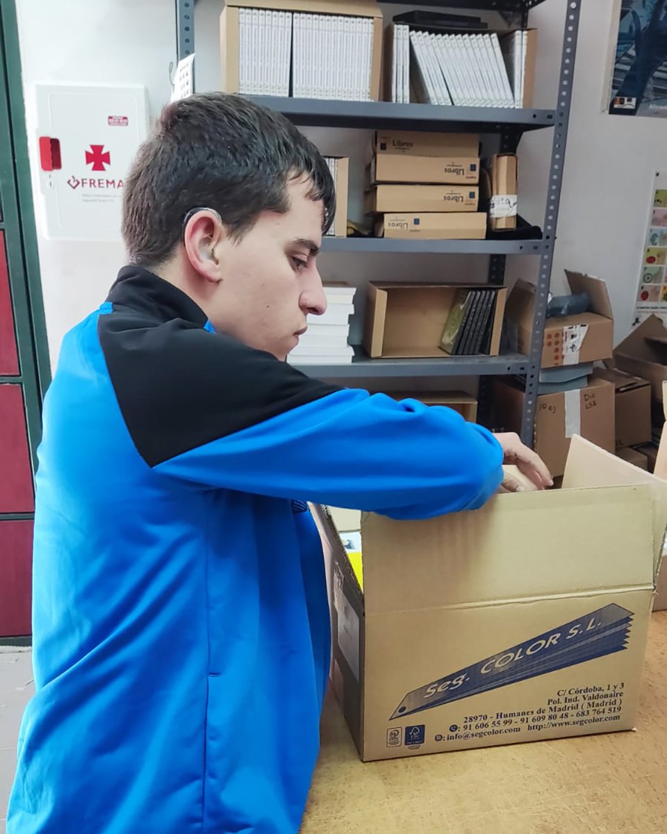 ColegioGaudem's tweet photo. Los alumnos y la alumna de #ProgramasProfesionales hacen sus prácticas de Auxiliar de #Comercio en el @CarrefourES de Hortaleza y en la @FundacionCNSE 😉
Completan así su formación y ponen en práctica lo aprendido en estos años en el Gaudem 👏
#ColegioGaudem #Madrid #Barajas https://t.co/poyX4Frc9v