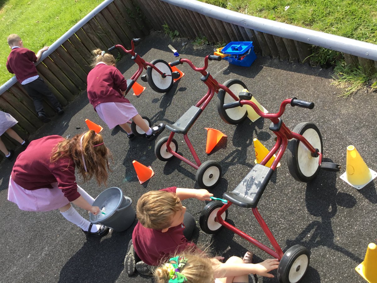 FS2StLukesFrod's tweet photo. This afternoon, the children created a car wash for our  bikes 🚲🧼They made special bays to park up in and enjoyed taking on the role of customers 😀 https://t.co/uFJzCtikEp