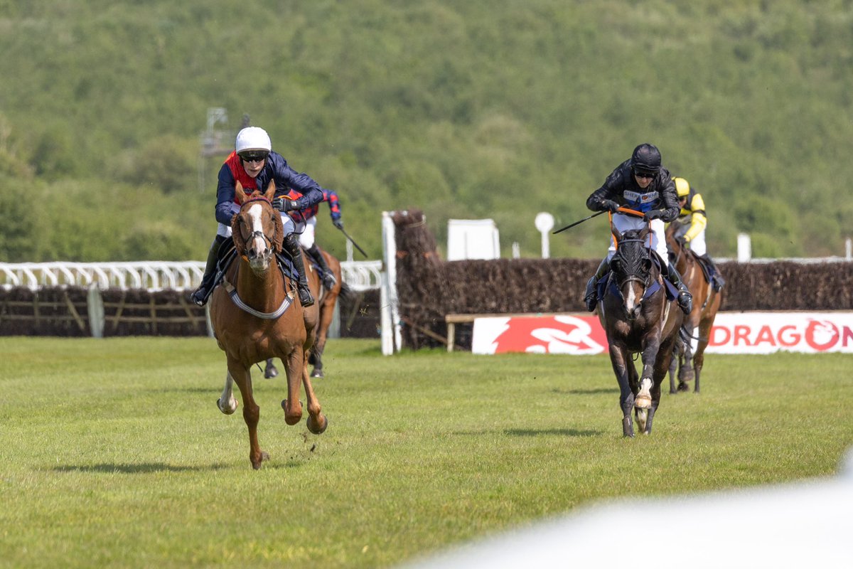 RACE 4 RESULT- Vickers.Bet Handicap Chase (Class 4) 🥇 Amateur 2/1 🥈Coup de Pinceau 12/1 🥉 Gwencily Berbas 9/2 Jockey: @TobyWynne6 Trainer: @Johnflint_11 Owners: Burnham P & D Ltd