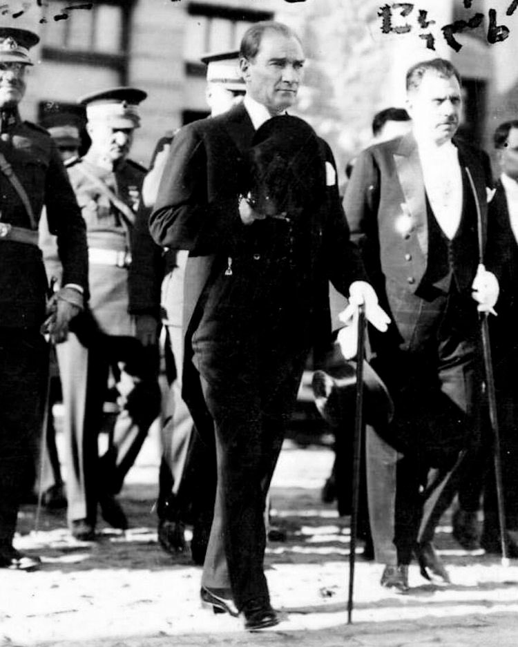 “Benim kahramanlarım, hayallerini hiç bir seye satmayan kisilerdir”

 #MustafaKemalAtatürk ♥️🇹🇷