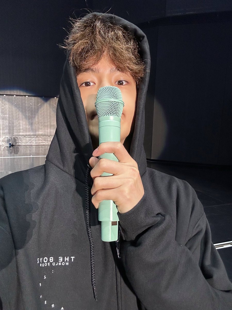 너무너무두렵습니다 << 라고자기감정솔짇히공유하게된 콘서트가끈나고 곱슬사진을마지막에올렸다는게..자기어떤 모습이 우리한테사랑받고잇는지충분히알고잇다는응답같아서기쁘다….