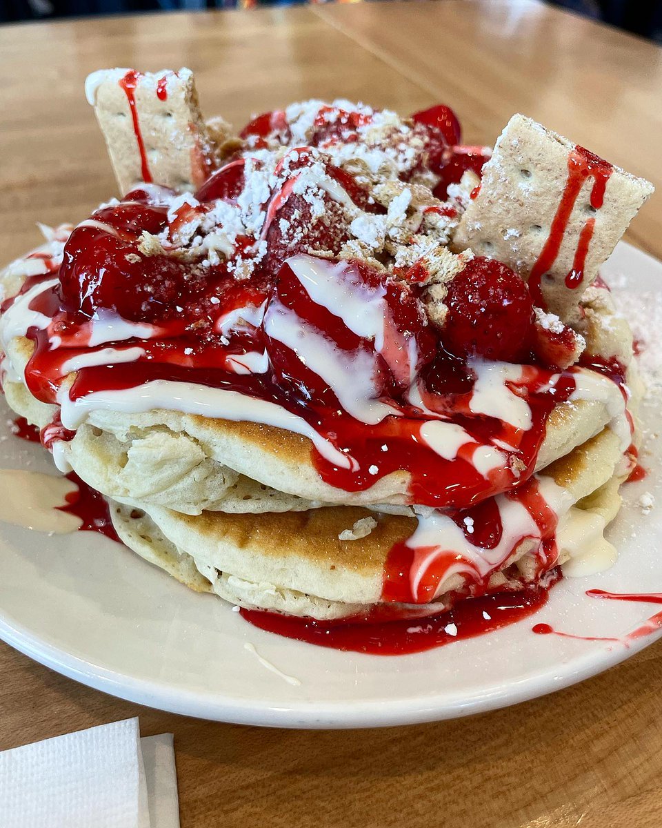 Victoria Day pancakes? 🥞🇨🇦 Count us in! It’s no secret that Stacked Pancake House makes the best ‘cakes in town. 🍓 🍰Stacked Pancakes is open with regular hours ♥️
📸: eats.with.vanessa