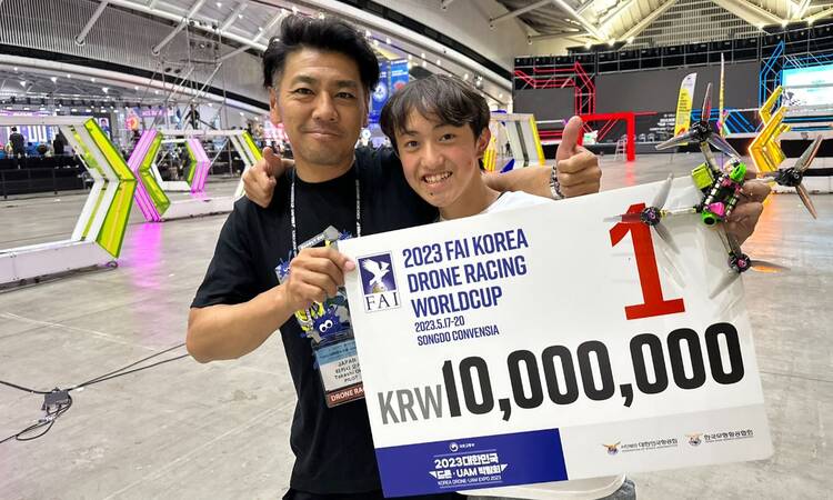 droneracersnl's tweet photo. Kanata Takano uit Japan wint FAI World Drone Racing Championship 2023 🏁 

Lees meer: https://t.co/FnOlcL3o9N https://t.co/JKAnBW8738