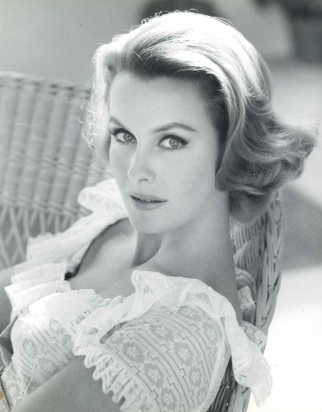 DeskSetDina's tweet image. 6 years ago today heaven gained an angel. Remembering Dina Merrill today and every day. Rest in peace 💞 #DinaMerrill