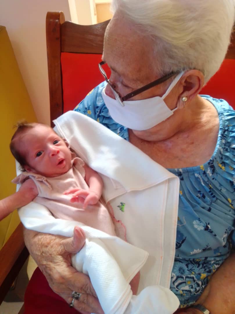 Mi querida madre cumple hoy 91 años, cargando a su nieta Mariana y, como decimos, en combate.
El amor todo lo puede.
#Cuba