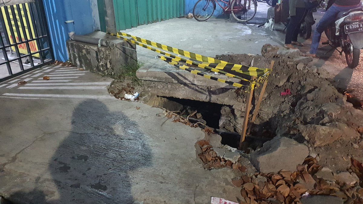 ariadrianto's tweet photo. @e100ss @Commandsurabaya Jl. Pogot no. 20 .. Sdh 2  minggu ... belum juga diperbaiki .. apakah kami bisa memanggil tukang utk memperbaiki, atau menunggu saja atau bgm ?  ... khawatir ada yg terperosok, karena lumayan dalam. https://t.co/lgFJC9NckW