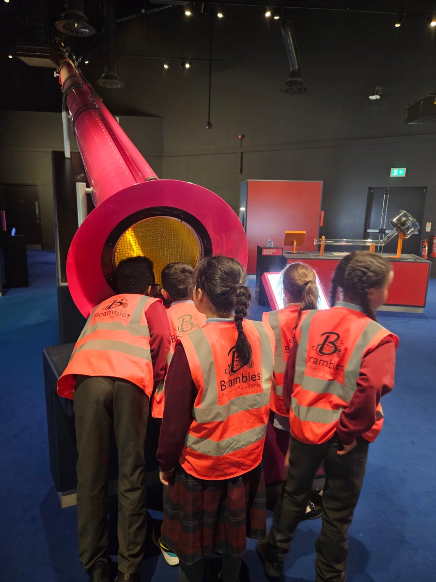 AshBrambles's tweet photo. 2/2 Thank you to the National Science & Media Museum for having Year 4 Ash for our school trip today @MediaMuseum. 🧑🔬The class enjoyed learning about light and sound at the 'Wonderlab', the 'Kodak' photography gallery and the interactive 'Giant Leaps' exhibition. #BramblesScience https://t.co/UmFG6TIWr9