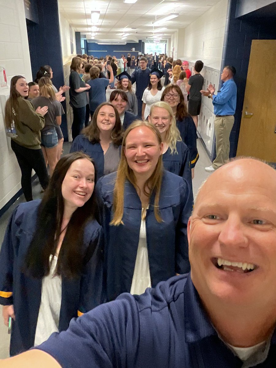 TESenators's tweet photo. Senior clap out for our former graduating TE students! #senatornation https://t.co/8aoQNNOkLQ
