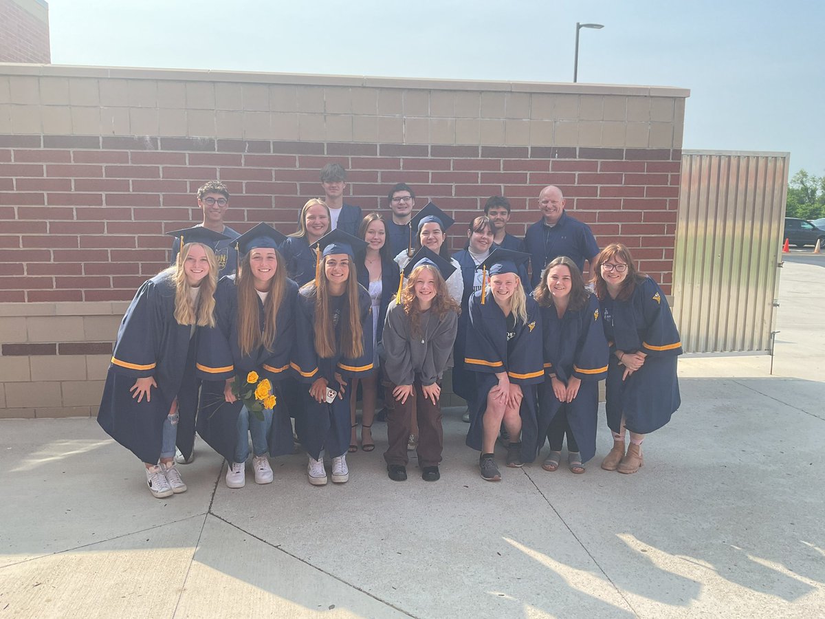 TESenators's tweet photo. Senior clap out for our former graduating TE students! #senatornation https://t.co/8aoQNNOkLQ