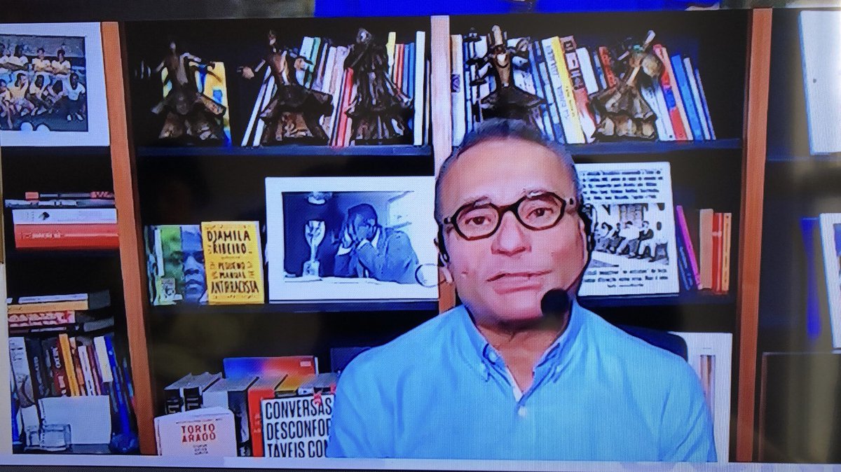 WesleySantanAdv's tweet photo. Caso de racismo com @vinijr em pauta na Globo News @GloboNews . Até quando as autoridades espanholas serão permissivas?
Detalhe para a fala do Paulo César Vasconcellos  @OPCVasconcellos e a sua biblioteca que reflete bem o compromisso antirracismo. ✊🏾
#viniciusjunior #racismo https://t.co/742xzD9hNI