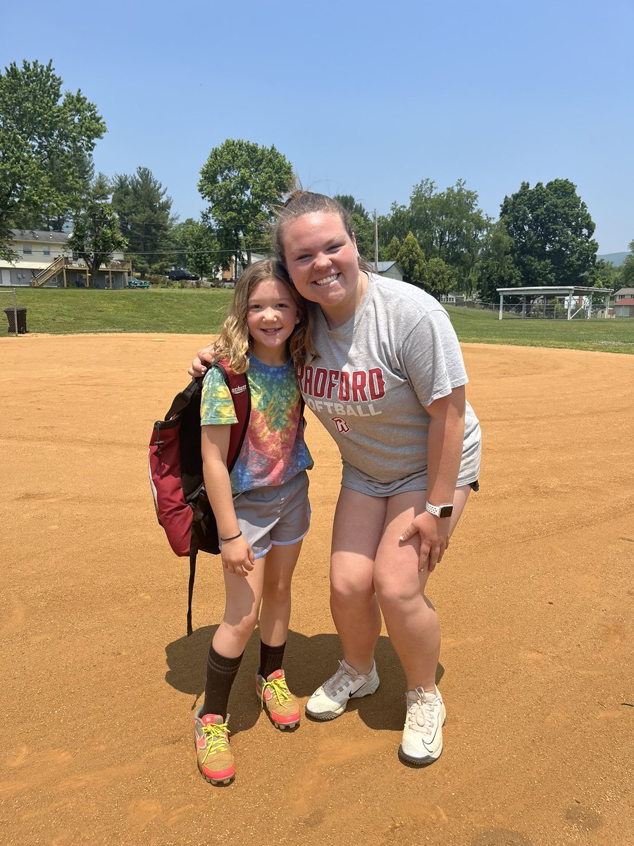 First day back at giving lessons to these sweet girls! <a href="/CoachLynch20/">Tracey Lynch</a> <a href="/CofCSoftball/">Charleston Softball</a> <a href="/JakeCombs_/">Jake Combs</a> <a href="/CoastalSoftball/">Coastal Carolina SB</a> <a href="/AndersonUnivSC/">Anderson University</a> @ECUSoftball