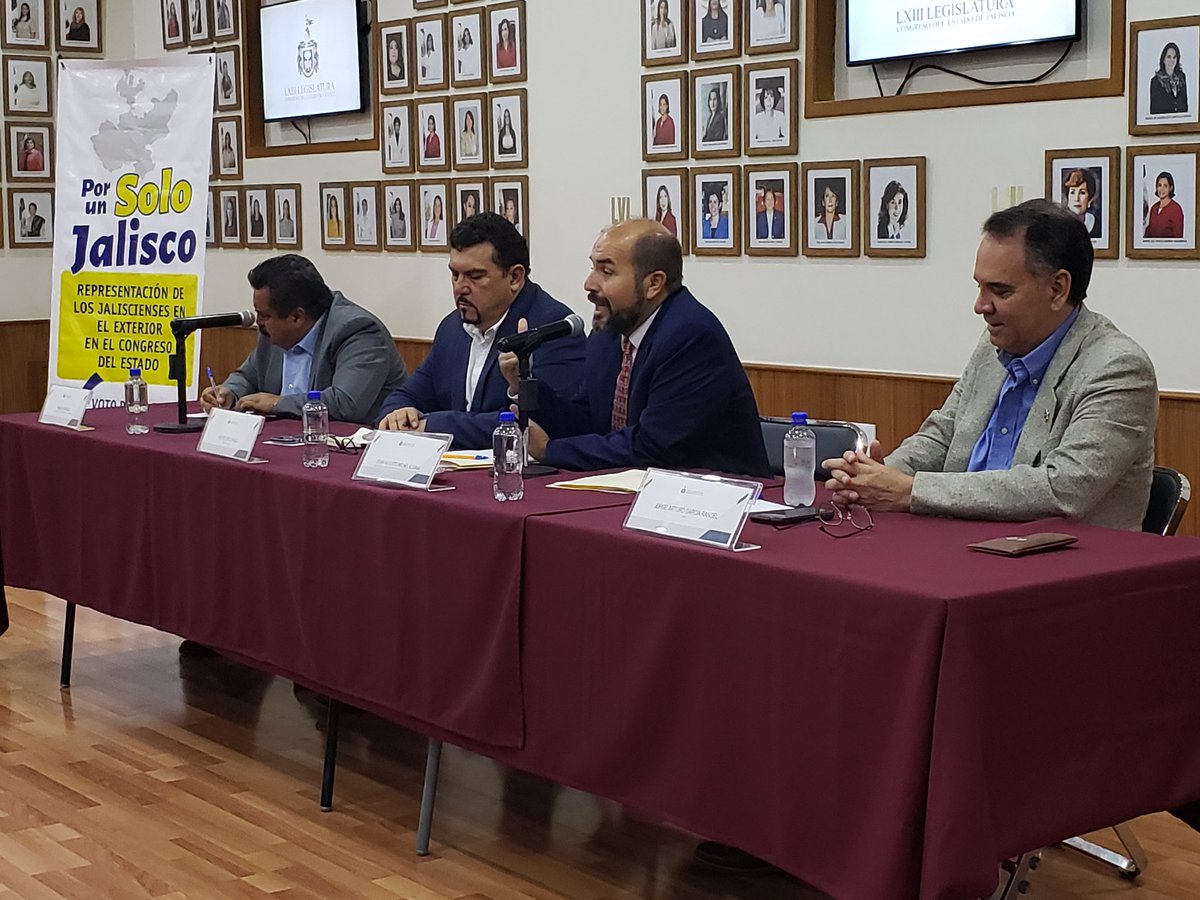 LegislativoJal: Rueda de prensa en <a href="/LegislativoJal/">Congreso de Jalisco</a>.  Jaliscienses residentes en el Exterior hablan sobre iniciativas en materia de representación electoral.