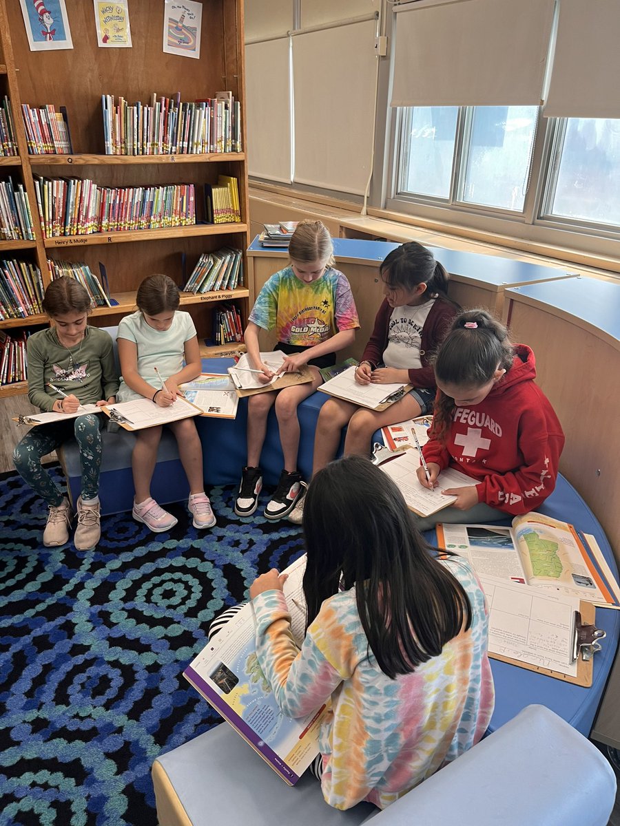 MrsSokhey's tweet image. @PKYmrsdifalco ‘s 3rd grade students using a combination of print and digital resources for their research! @ParkwayEMSchool #okeydokeymrssokhey  #elementarylibrarian #GreatHappensHere22_23