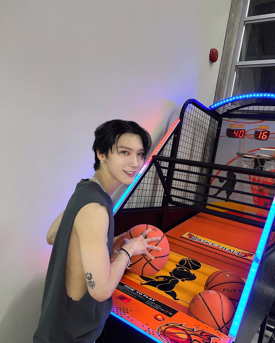 tengirlfrn's tweet photo. adoring ten smile 

a thread https://t.co/iMhZL2fch7