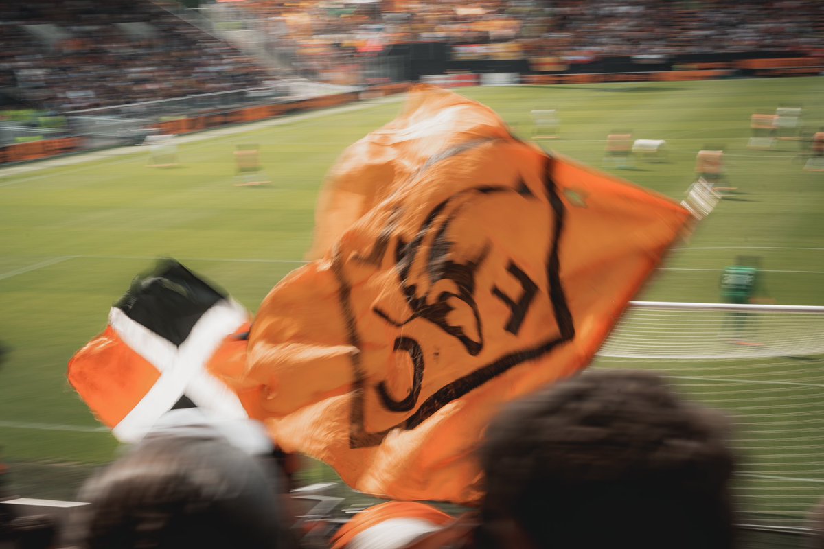tony_esnault's tweet image. SEULEMENT LORIENT. 🧡🖤

La passion des supporters pour ce club est si belle ! Un plaisir d’avoir pu intégrer le @KopSudFCL1926 le temps de quelques instants. 📸

@FCLorient l #FCLRCL