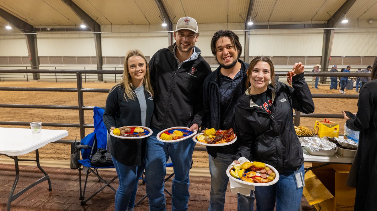 TTUVetMed's tweet photo. Crawfish = good.

400 pounds of crawfish = Epic good!!!

Celebrating the end of the school year with amazing food, fun and community.

Wreck ‘Em RaiderVets!

#TTUVetMed https://t.co/qNAeJDrzwu