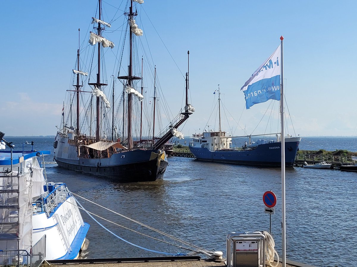 Urk is de hotspot voor de chartervlucht aan het worden. Afgelopen zaterdag 10 boten. Vandaag komt nr. 6 al binnen