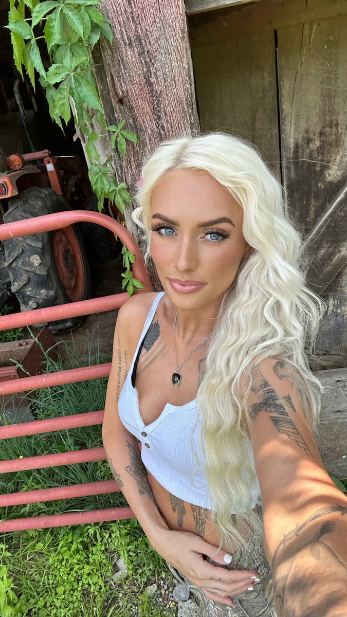 thebarbieporter's tweet photo. No pant Sundays https://t.co/SkNP2QCX1U