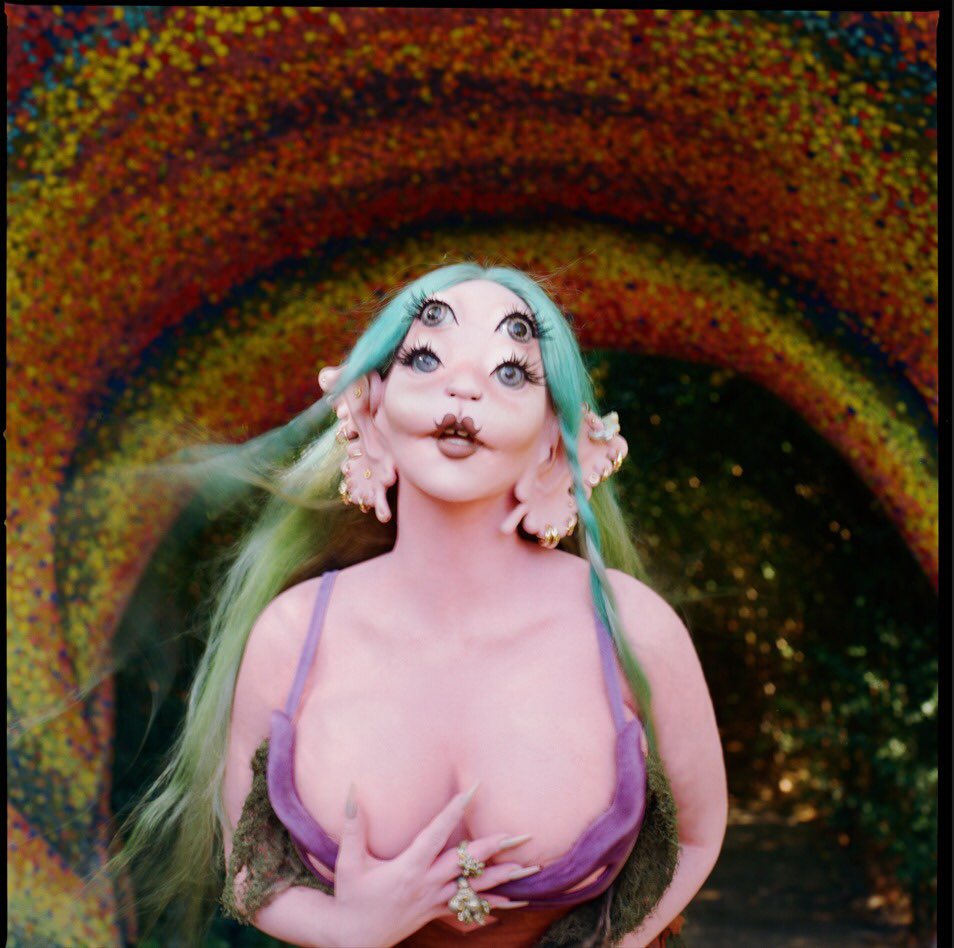 tracklist's tweet photo. 🚨ATENÇÃO: quer concorrer a um kit com camiseta, adesivo e CD de “PORTALS”, da Melanie Martinez?

Basta seguir @tracklist + dar RT neste tweet + comentar qual é sua música preferida do álbum! 

O resultado da pessoa vencedora será divulgado na próxima segunda (29/05), às 11h (horário de Brasília).

Boa sorte!