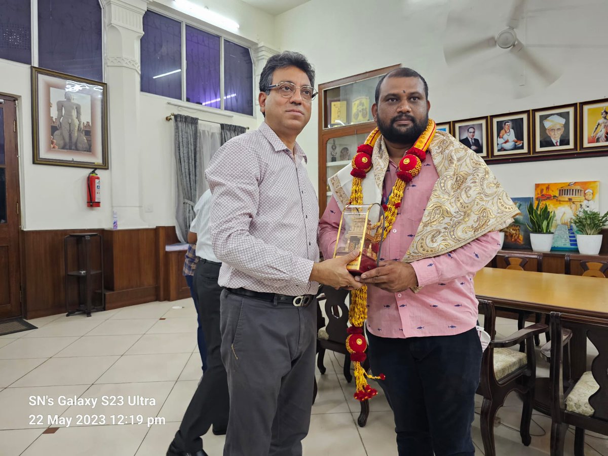 GBAChiefComm's tweet photo. ನಿನ್ನೆ  ಸುರಿದ ಧಾರಾಕಾರ ಮಳೆಯಿಂದ ಕೆ.ಆರ್. ವೃತ್ತದ ಅಂಡರ್ ಪಾಸ್ ನಲ್ಲಿ ದುರ್ಘಟನೆ ಸಂಭವಿಸಿದ  ಸಂದರ್ಭದಲ್ಲಿ ಸ್ಥಳದಲ್ಲೇ ಇದ್ದು ನಾಲ್ವರನ್ನು ರಕ್ಷಿಸಿದ ನ್ಯೂಸ್ ಫಸ್ಟ್ ಚಾನೆಲ್‌ನ  ಕ್ಯಾಮೆರಾಮೆನ್ ಅವಿರಾಜ್‌ ಮತ್ತು ಪಬ್ಲಿಕ್ ಟಿವಿ ವಾಹನ ಚಾಲಕ ವಿಜಯ್ ಅವರ ಕಾರ್ಯವನ್ನು  ಪ್ರಶಂಸಿ 1/2

#BBMPCares @publictvnews @NewsFirstKan https://t.co/g3YgTeR3Do